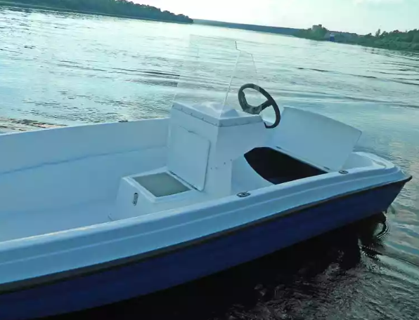 Стеклопластиковая лодка Пингвин с консолью (тримаран) в Ногинске