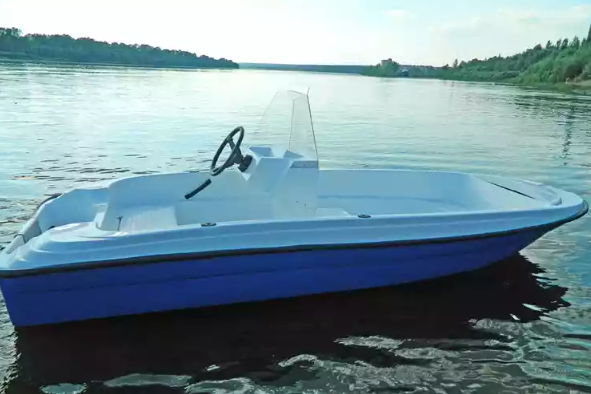 Стеклопластиковая лодка Пингвин с консолью (тримаран) в Ногинске