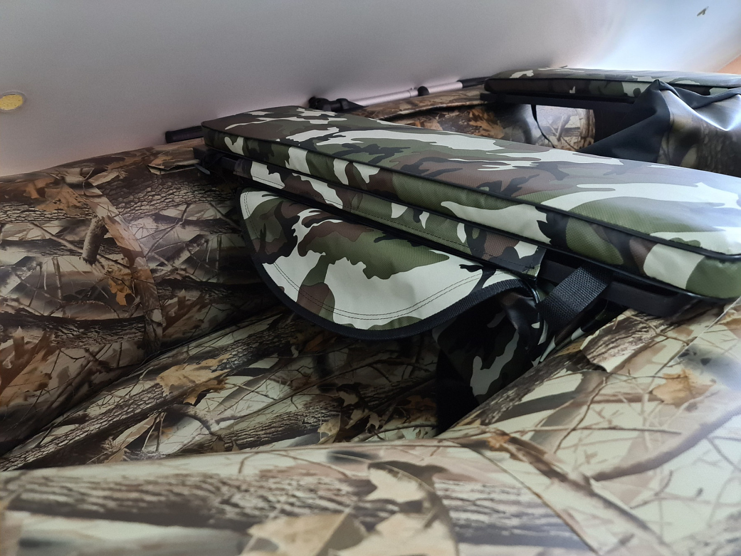 КОМПЛЕКТ МЯГКИХ НАКЛАДОК С СУМКОЙ ДЛЯ ЛОДОК 105Х20 КАМУФЛЯЖ в Ногинске